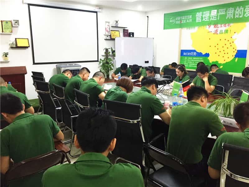 萨震节能空压机销售精英们认真做题