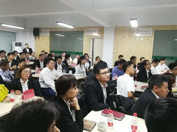 萨震销售精英们全神贯注的听讲