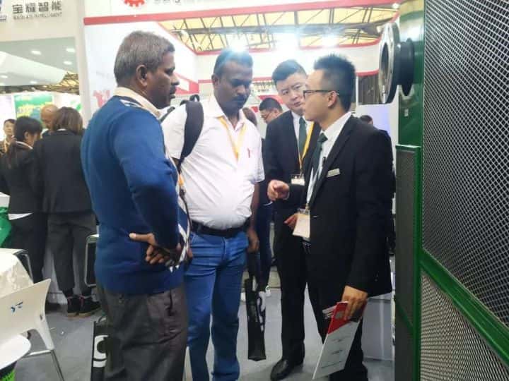 国外访客在萨震节能空压机机器前驻足交流