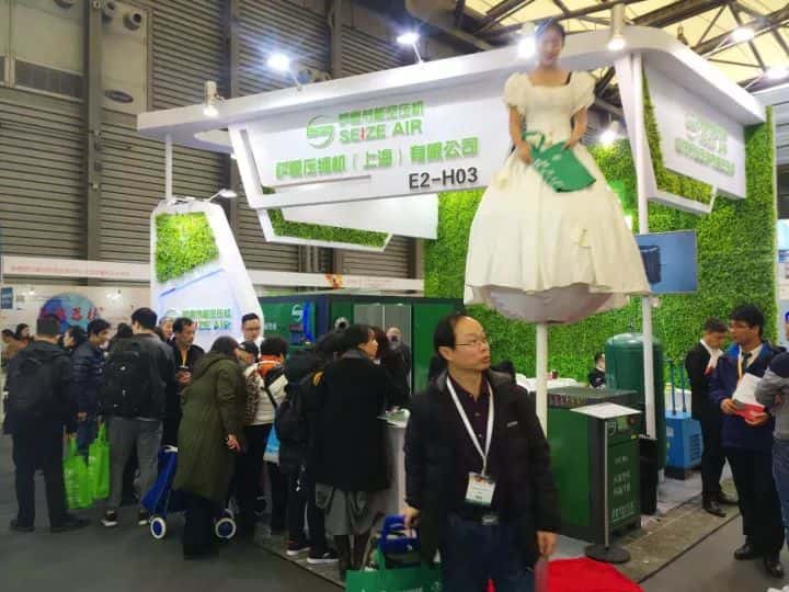 萨震节能空压机展位上人气火爆