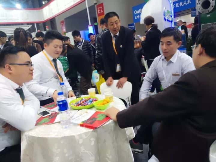 萨震空压机工作人员与访客洽谈