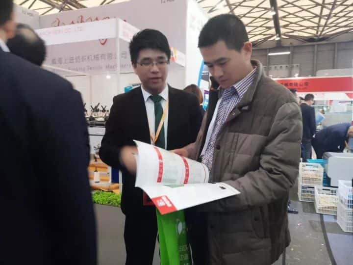 萨震节能空压机工作人员为访客介绍