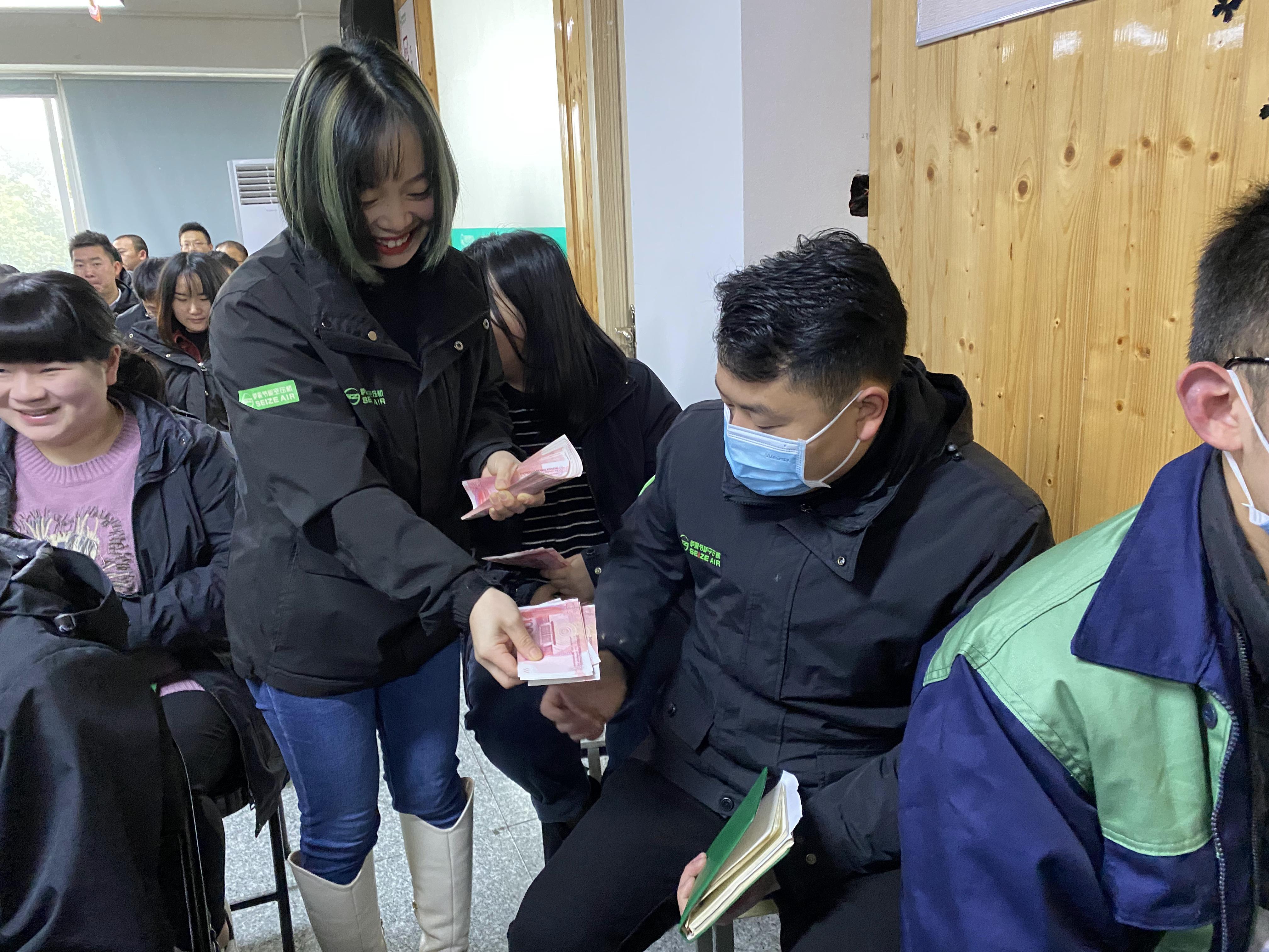 萨震节能空压机发红包现场
